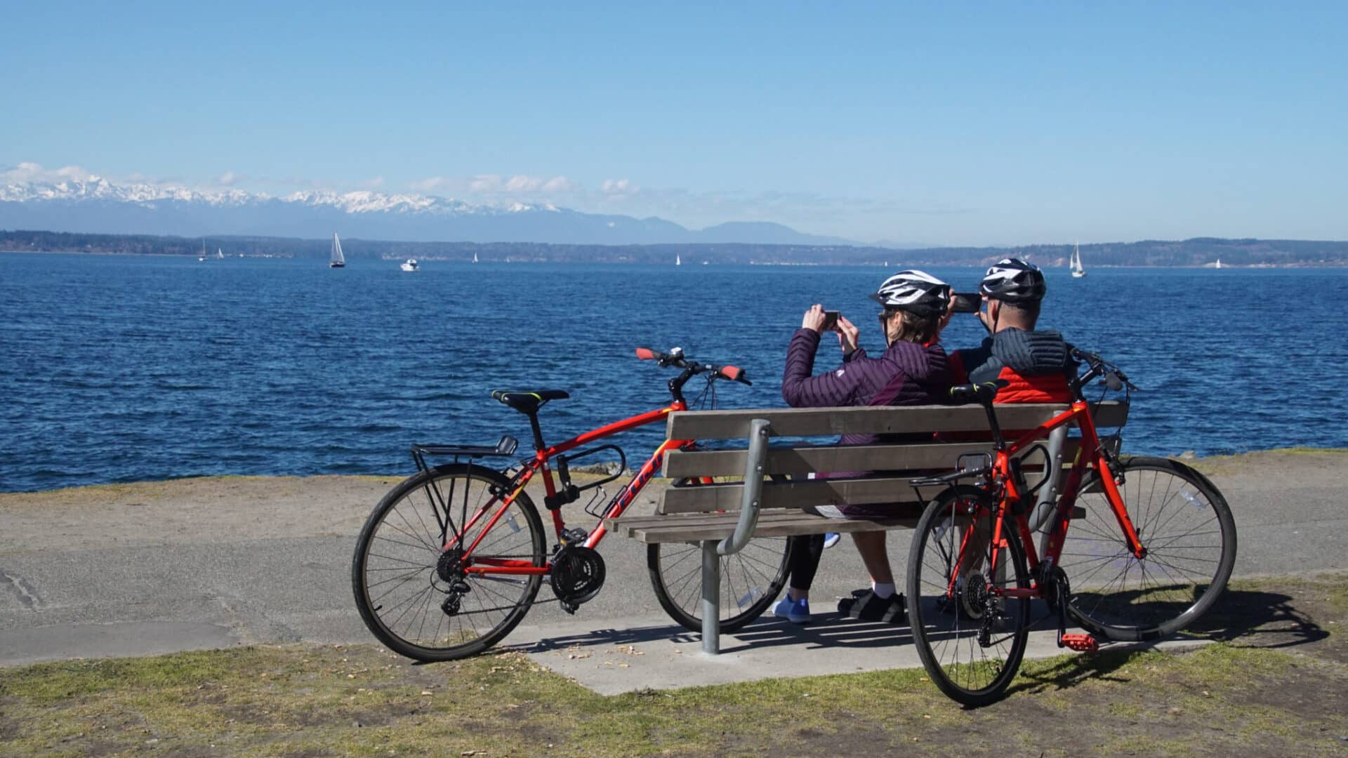 Bikers-sit-on-bench-on-trails-in-washington-state