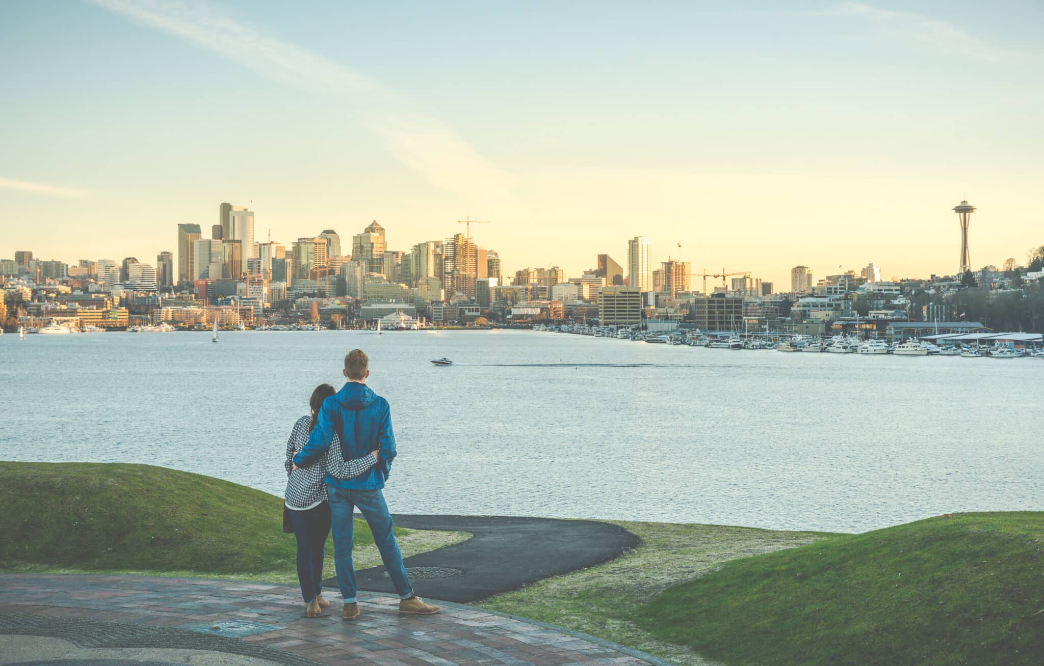 Couple-enjoys-views-from-trails-in-Washington